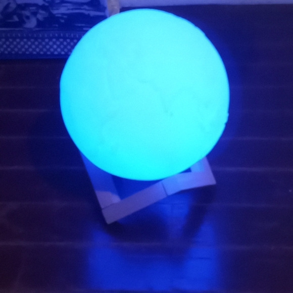 Globe light and stand. - Picture 3 of 3
